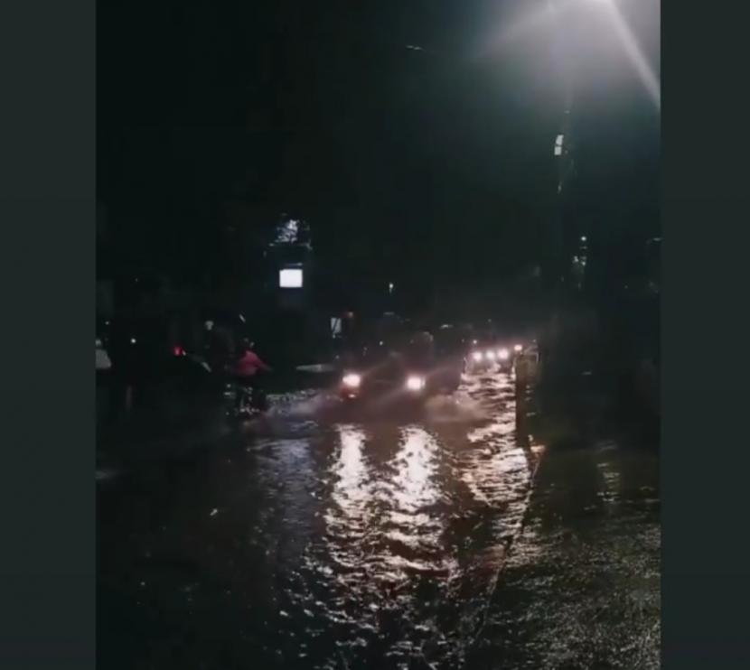Genangan air atau banjir di salah satu wilayah di Kota Malang, Senin (14/3/2022) malam. Kondisi ini bisa terjadi lantaran hujan berintensitas tinggi yang berlangsung lama. 