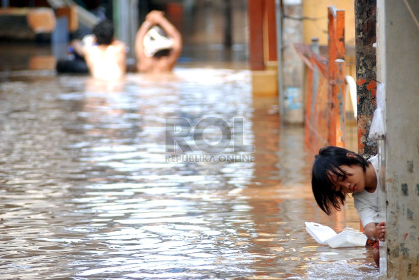  Genangan air banjir merendam pemukiman warga di Kawasan Jatinegara,Jakarta Timur,Rabu (13/2).  (Republika/Prayogi)