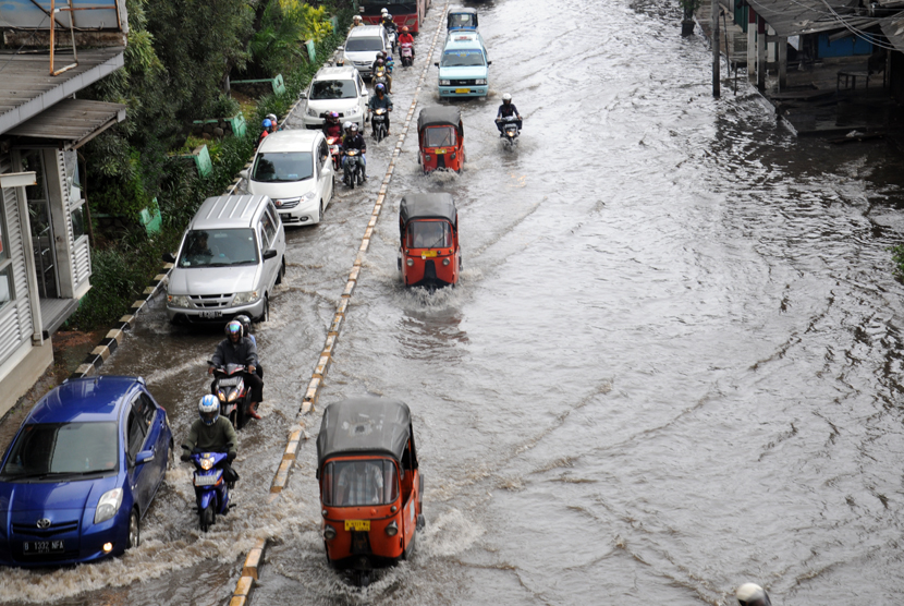  Genangan air banjir setinggi 30 cm merendam Jalan Gunung Sahari di depan WTC Mangga Dua, Jakarta Utara, Kamis (19/2)  (foto : MgROL_34)