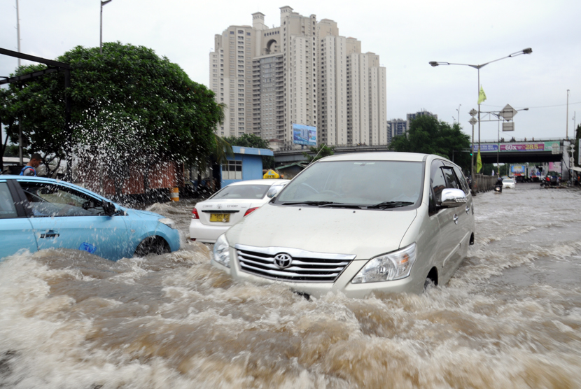  Genangan air banjir setinggi 30 cm merendam Jalan Gunung Sahari di depan WTC Mangga Dua, Jakarta Utara, Kamis (19/2)  (foto : MgROL_34)