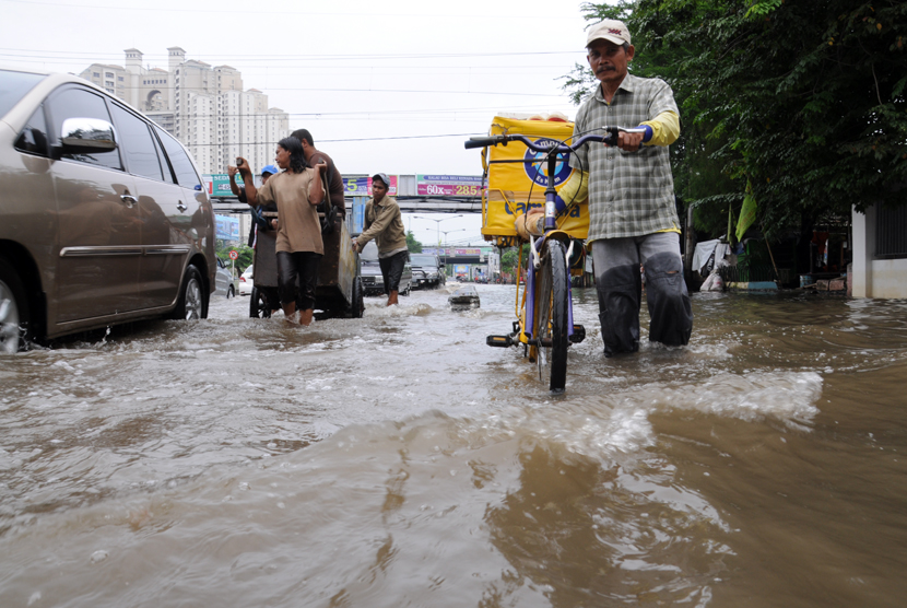  Genangan air banjir setinggi 30 cm merendam Jalan Gunung Sahari di depan WTC Mangga Dua, Jakarta Utara, Kamis (19/2)  (foto : MgROL_34)