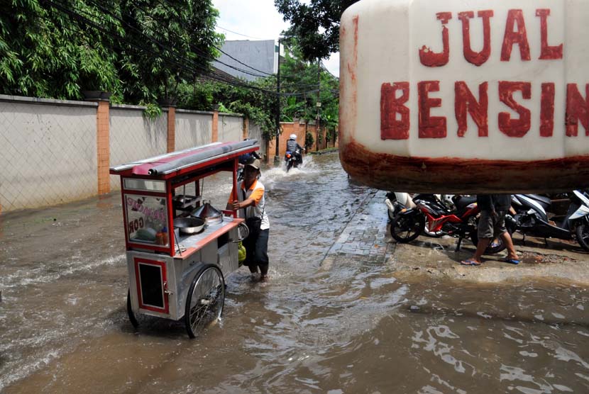 Genangan air banjir yang cukup dalam sekitar 30cm di Jalan Duren Bangka Kebayoran, Jakarta Selatan, Selasa (10/2).