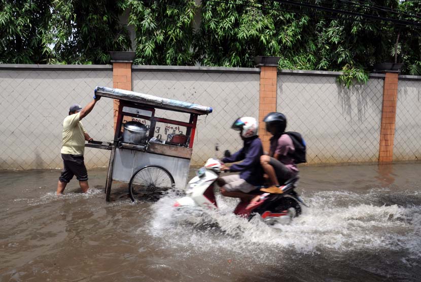 Genangan air banjir yang cukup dalam sekitar 30cm di Jalan Duren Bangka Kebayoran, Jakarta Selatan, Selasa (10/2).