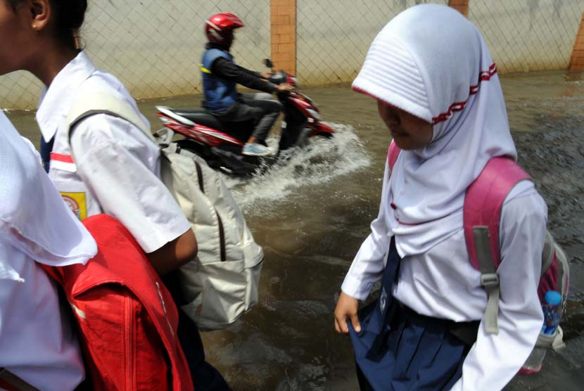 Genangan air banjir yang cukup dalam sekitar 30cm di Jalan Duren Bangka Kebayoran, Jakarta Selatan, Selasa (10/2).