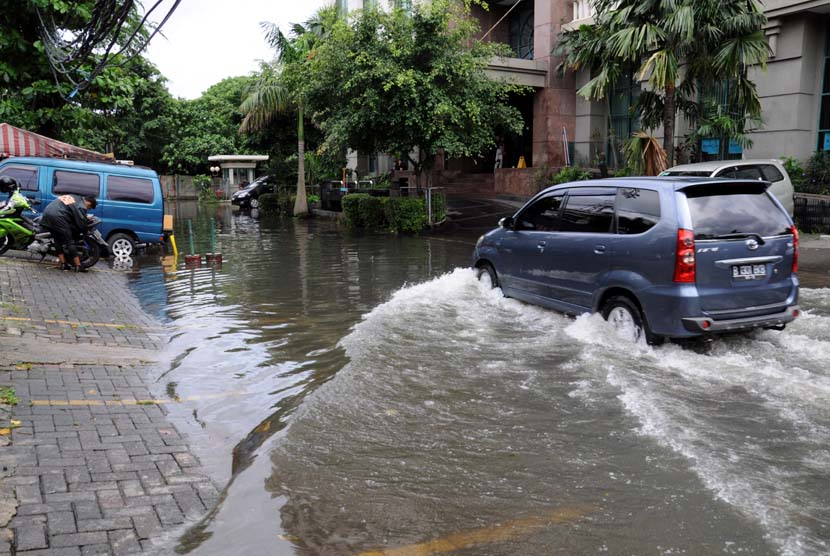 Genangan air banjir yang cukup dalam sekitar 30cm di Jalan Taman Kemang, Jakarta Selatan, Selasa (10/2).