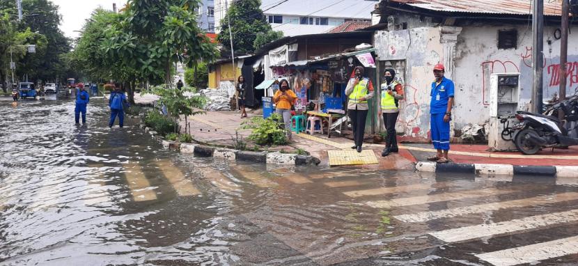 Genangan Air di Jalan Bungur Raya, Jakpus, Sabtu (20/2), terjadi di kedua arah dengan ketinggian 20 cm. Pagi ini dipantau dari akun Twitter TMC Polda Metro Jaya masih bisa dilintasi kendaraan.