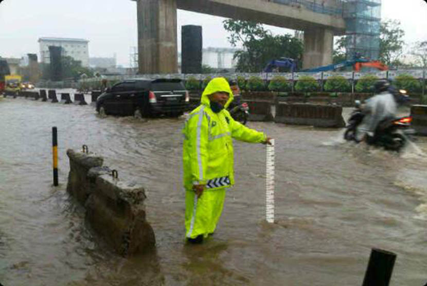 Genangan air di Jalan Koja, Jakarta Utara, Senin (9/2).  (Twitter : @TMCPoldaMetro)