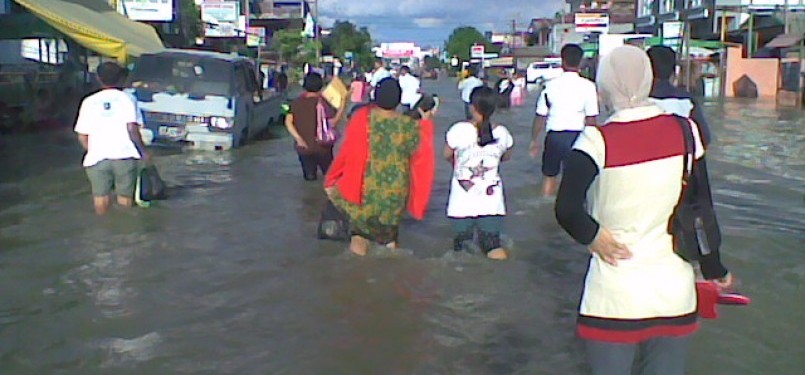 Genangan air di jalan raya yang menyebabkan kelumpuhan lalu lintas.
