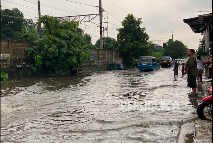 Drainase Tersumbat Picu Banjir di Ruas Jalan Kota Depok, Sejumlah Kendaraan Mogok