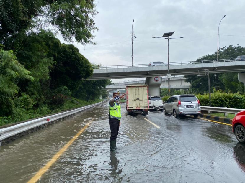 Genangan air di Ruas Tol Interchange Cawang, Sabtu (20/2) pagi, terpantau dari akun Twitter TMC Polda Metro Jaya. 