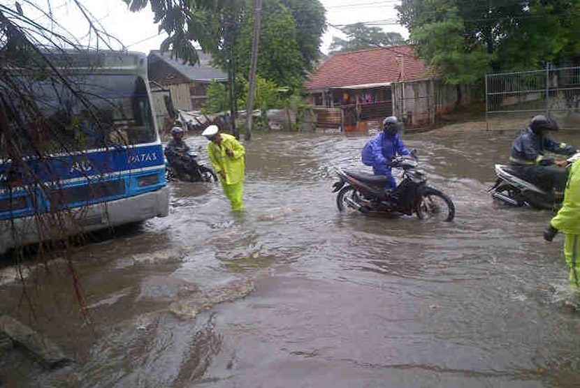 Genangan air merendam sejumlah ruas jalan di Jakarta, Senin(13/1).
