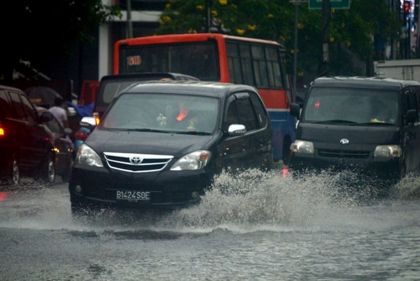   Genangan air setinggi 20 cm mengakibatkan kemacetan di Jalan Panglima Polim, Jakarta Selatan, Jumat (5/12). (foto: mgROL28)