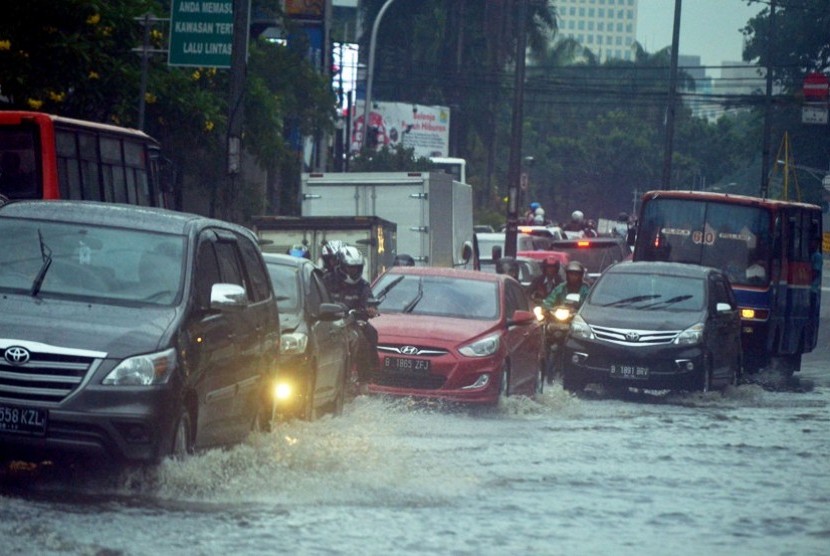  Kendaraan terjebak macet akibat banjir (ilustrasi)  (foto: mgROL28)