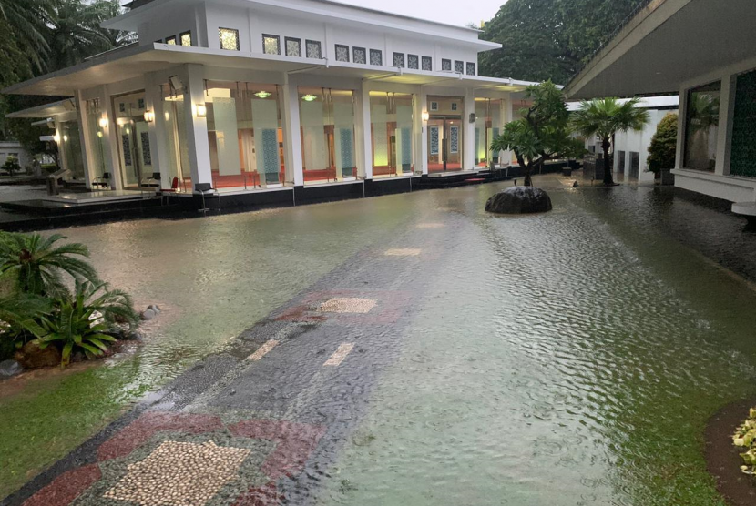Genangan air setinggi sekitar 20 cm sempat terjadi di beberapa titik di Istana Kepresiden, Jakarta, Selasa (25/2).