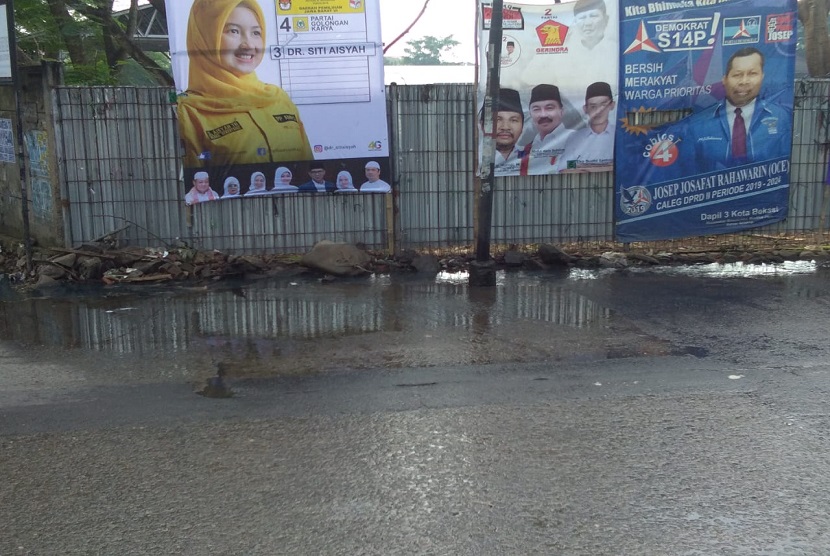 Genangan akibat saluran mampet di Jalan Mustika Jaya Bekasi