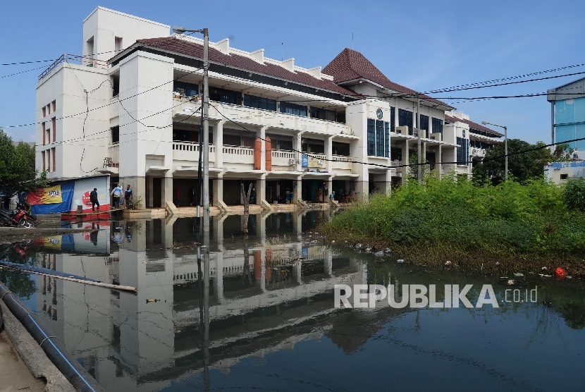   Genangan banjir rob di kawasan pasar ikan Pelabuhan Muara Baru, Penjaringan, Jakarta Utara, Rabu (8/6). (Republika/Yasin Habibi)