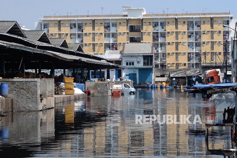   Genangan banjir rob di kawasan pasar ikan Pelabuhan Muara Baru, Penjaringan, Jakarta Utara, Rabu (8/6). 
