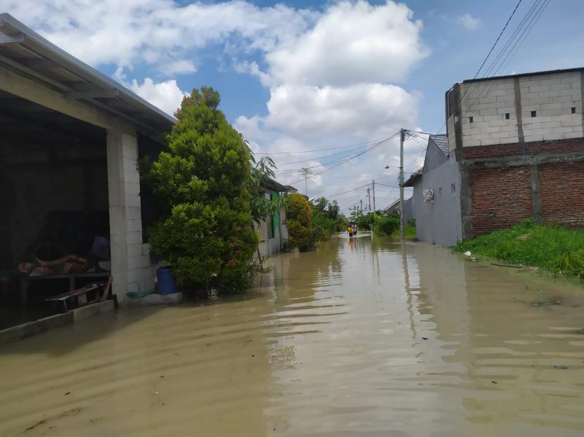 Genangan banjir yang terjadi di kawasan Kecamatan Driyorejo, Kabupaten Gresik, Jawa Timur.