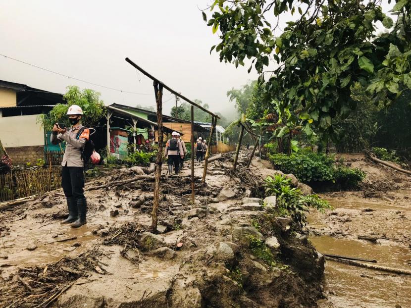 Genangan lumpur dan material banjir di kawasan Komplek Gunung Mas Puncak, Kabupaten Bogor, pasca banjir bandang, Selasa (19/1). 