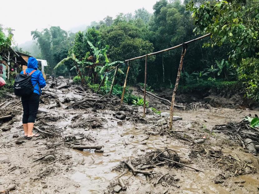 Genangan lumpur dan material banjir di kawasan Komplek Gunung Mas Puncak, Kabupaten Bogor, pasca banjir bandang, Selasa (19/1). 