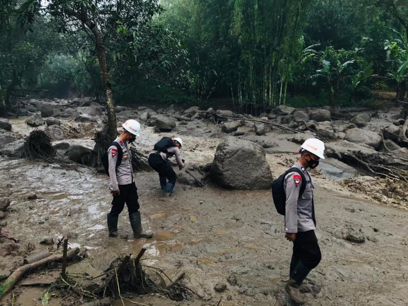 Genangan lumpur dan material banjir di kawasan Komplek Gunung Mas Puncak, Kabupaten Bogor, pasca banjir bandang, Selasa (19/1). 