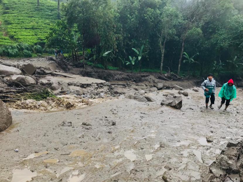 Genangan lumpur dan material banjir di kawasan Komplek Gunung Mas Puncak, Kabupaten Bogor, pasca banjir bandang, Selasa (19/1).