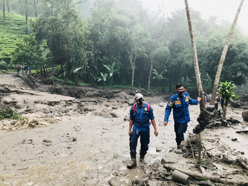 Genangan lumpur dan material banjir di kawasan Komplek Gunung Mas Puncak, Kabupaten Bogor, pasca banjir bandang, Selasa (19/1).