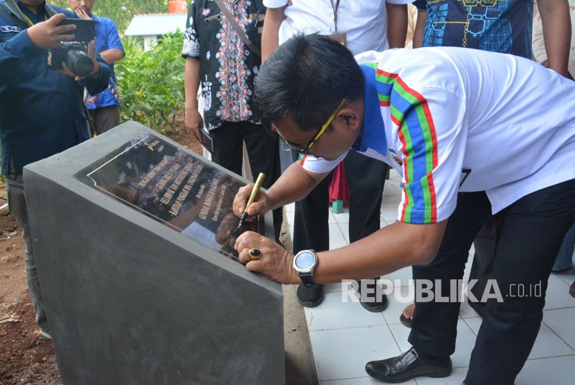  General Affairs Manager Pertamina Refinery Unit (RU) VI Balongan Hartanto meresmikan Gedung Diklat Pertanian Rawa Bolang, Jatisura, Cikedung, Indramayu pada Kamis (25/1). 