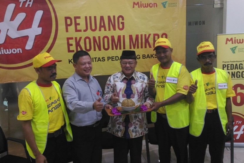 General Affairs Manager PT Miwon Indonesia I Wayan Mariadi (kedua kiri), Ketua Pengurus Yayasan Dompet Dhuafa Ismail A Said (ketiga kiri) berpose bersama perwakilan pedagang bakso yang menerima bantuan CSR.  