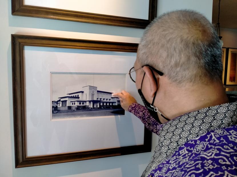General Affairs Manager The Shalimar Butique Hotel, Agoes Basoeki menunjukkan foto hotel tersebut di masa lalu.