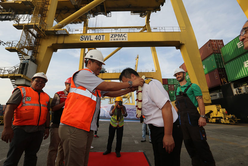 General Manager Belawan International Container Terminal (BICT), Indra Pamulihan memberikan kalung bunga kepada nahkoda kapal MV Kestrel, Capt. Pang Jiqing sebagai apresiasi penyambutan kapal perdana yang sandar di dermaga BICT pada 1 Januari 2020 pukul 07.00 WIB