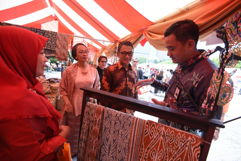 General Manager BNI Cabang Tokyo Aryo Bimo (kanan) bersama-sama Duta Besar Indonesia untuk Jepang Arifin Tasrif (kedua dari kanan) saat berbincang-bincang dengan salah satu pelaku usaha asal Indonesia yang diajak berpromosi pada acara Festival Indonesia di Tokyo, Jepang, Minggu (29 Juli 2018). 