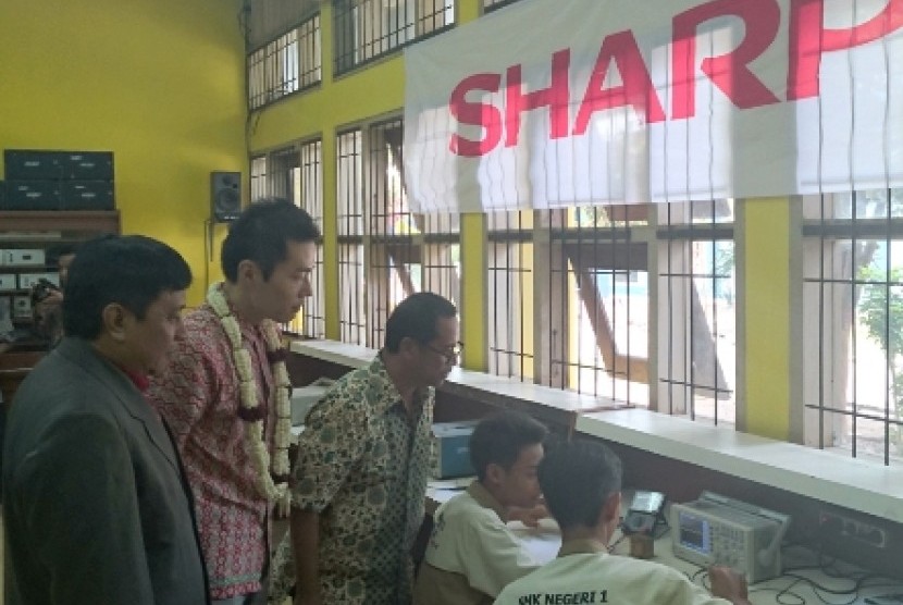 General Manager Brand Strategy Group Division PT SEID Haruhiko Sano melihat langsung siswa SMKN 1 Kota Kediri, Jawa Timur dalam sesi Sharp Class