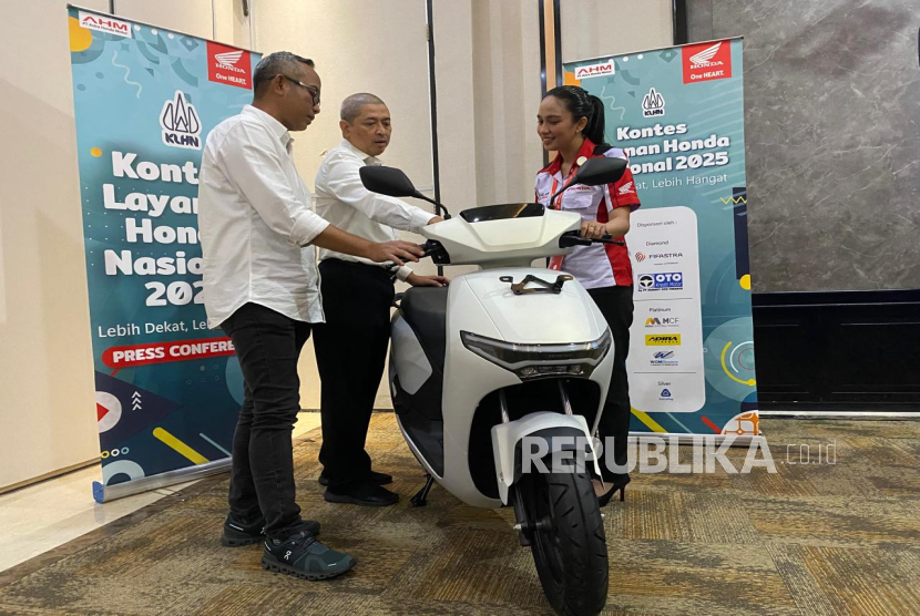  General Manager Corporate Communication PT Astra Honda Motor (AHM), Ahmad Muhibbuddin (kiri), General Manager Honda Customer Care Center (HC3) AHM Antok Yuniarso (tengah) mendengar penjelasan soal sepeda motor Honda dari seorang staf di sela Kontes Layanan Honda Nasional (KLHN) 2025 di Jakarta, Kamis (14/8/2025).