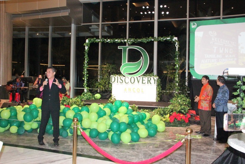  General Manager Discovery Hotel & Convention Ancol Willy Suderes memperkenalkan logo baru Discovery Ancol pada malam peluncuran di Jakarta, Jumat (11/1) malam WIB.