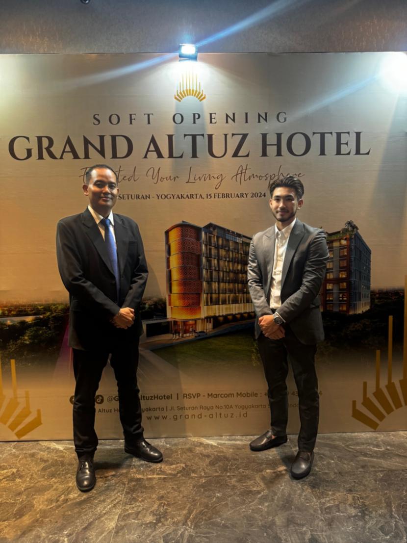 General Manager Grand Altuz Hotel, Dewe Gede Anuraga (kiri) dan Direktur Utama Grand Altuz Hotel, Salim Suwanto dalam acara soft opening Grand Altuz Hotel Yogyakarta, Kamis (15/2/2024).