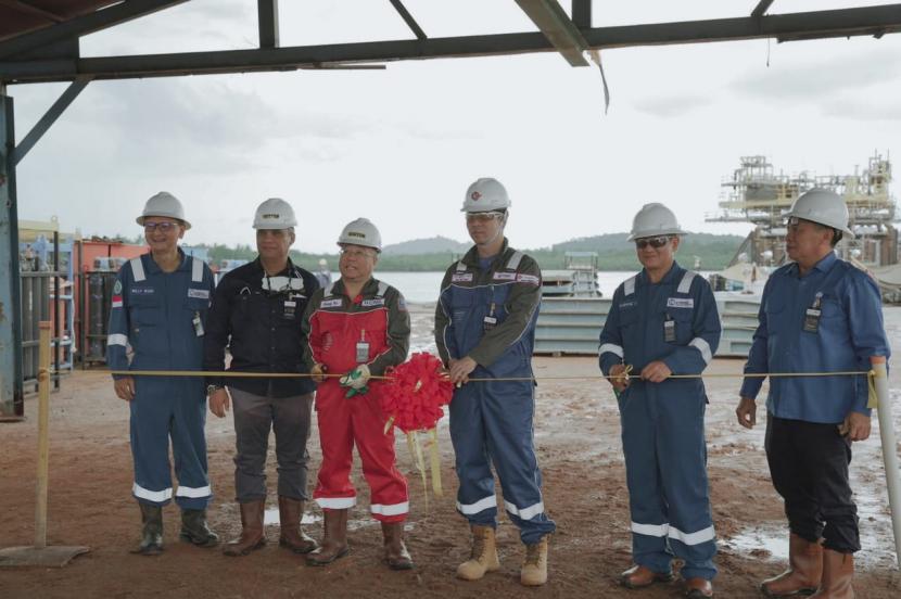 General Manager HCML Kang An (seragam merah), didampingi Kepala Divisi Pengelolaan Aset SKK Migas, Achmad Riad (kedua dari kiri), saat melakukan gunting pita dalam acara peresmian Load Out & Sail Away WHP MAC HCML, di Bintan Yard, Tanjung Pinang, Kepulauan Riau, Selasa (21/6/2022).