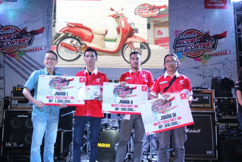 General Manager Marketing Planning and Analysis AHM, A. Indraputra, bersama para pemenang kompetisi Honda Modif Contest (HMC) 2016 di Cikapundung, Riverspot, Bandung, Ahad (6/3). 