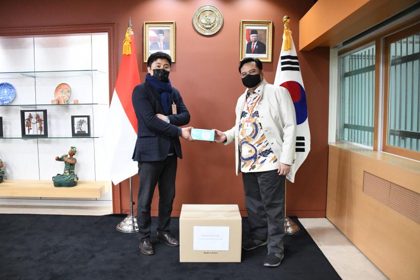  General Manager Namyoung Global, Mr Young Woo Park (kiri), menyerahkan secara simbolis bantuan masker kepada Duta Besar RI di Seoul, Umar Hadi, Kamis (25/2). 