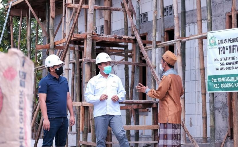 General Manager of CSR SIG, Edy Saraya (kedua kiri) saat melihat progres pembangunan TPQ Miftahul Anwar, di Kecamatan Godong, Kabupaten Grobogan, 