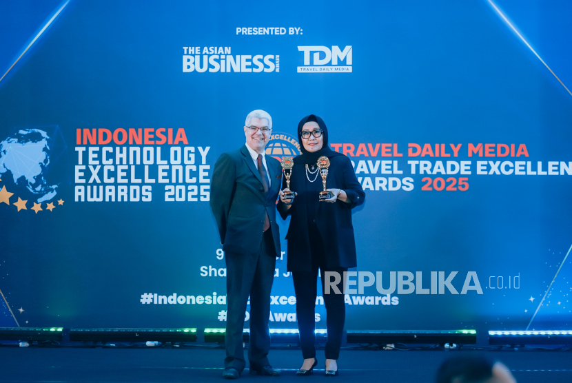 General Manager of ICE BSD, Siti Karmila, menerima kedua penghargaan di atas panggung.