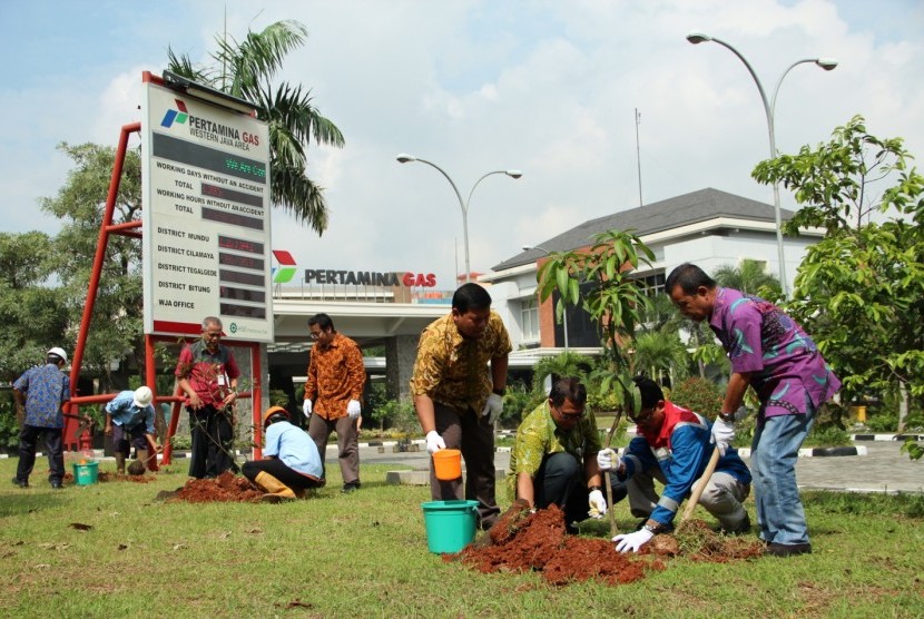 Kegiatan CSR salah satu perusahaan dengan menanam pohon