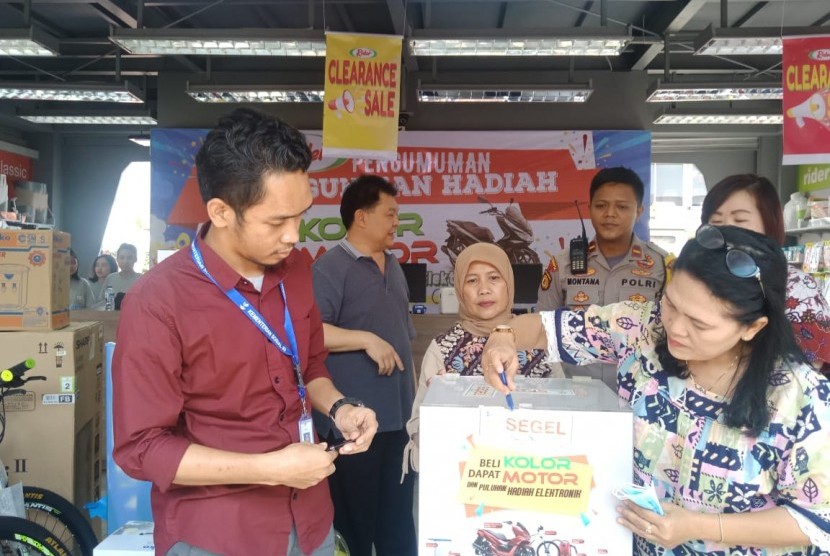 General Manager Operational PT Trans Nusantara Sejati, CH Budianto selaku pemegang brand Rider, membuka kotak undian di Pekan Raya Jakarta 2019, Ahad (30/6).