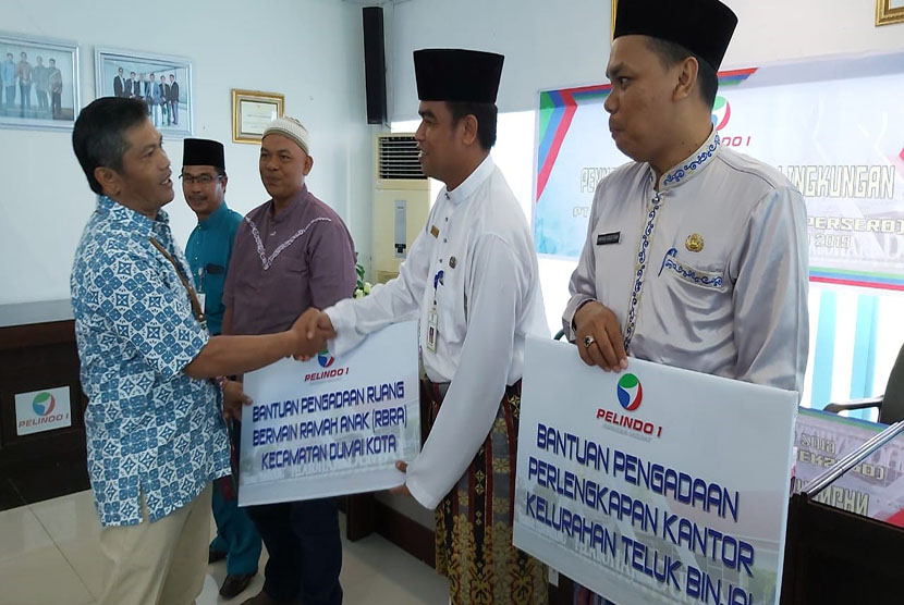 General Manager Pelindo 1 Cabang Dumai, Jonedi Ramli menyalurkan bantuan program Bina Lingkungan di Kota Dumai, Riau, kepada delapan penerima, Jumat (27/12). 