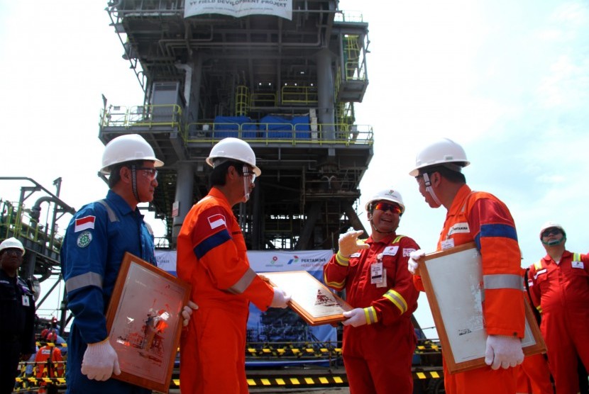 General Manager Pertamina Hulu Energi Offshore North West Java (PHE ONWJ) Siswantoro M. Prasodjo (kedua kiri), Kepala Divisi Manajemen Proyek dan Pemeliharaan Fasilitas SKK Migas Luky Agung Yuysgiantoro (kedua kanan), Direktur Development Pertamina Hulu Energi Afif Saifudin (kanan) dan Direktur Operasi PT Meindo Elang Indah Bambang Sucipto (kiri) berbincang bersama di sela acara pelepasan pelayaran (Sail Away) Anjungan YYA PHE ONWJ di Kutai Kartanegara, Kalimantan Timur, Senin (25/3/2019).