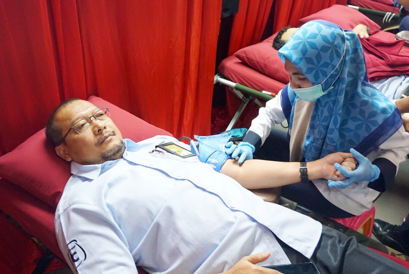   General Manager Pertamina RU VI Balongan Burhanudin, pekerja RU VI beserta keluarga, mitra kerja, serta masyarakat umum melakukan donor darah yang digelar Pertamina RU VI Balongan.