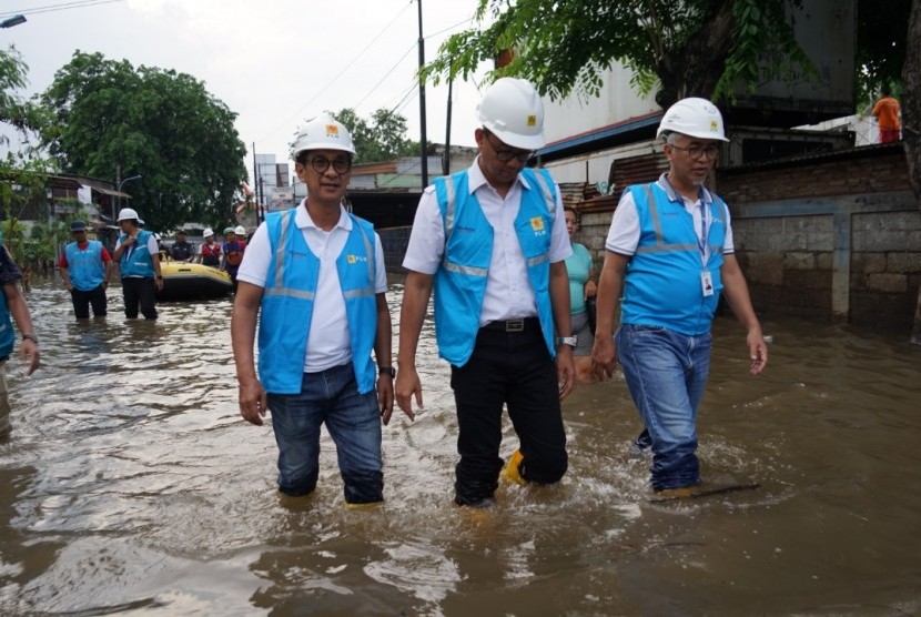 General Manager PLN Unit Induk Distribusi (UID) Jakarta Raya, M. Ikhsan Asaad  (kiri berkacamata hitam) tengah meninjau daerah terdampak banjir beberapa waktu lalu.