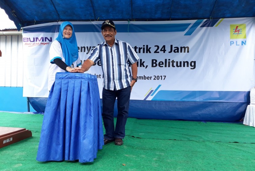 General Manager PLN Wilayah Bangka Belitung, Susiana Mutia, resmikan listrik 24 Jam di Pulau Selat Nasik, Belitung, Sabtu (16/12).