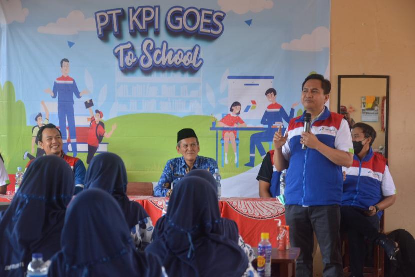 General Manager PT KPI RU VI Balongan Diandoro Arifian hadir pada kegiatan KPI Goes to School. 