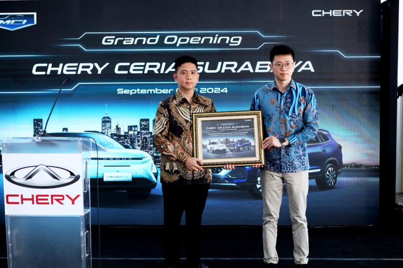 General Manager PT Mobil Ceria Indonesia, Hariyanto Prasetyo Siantar dan Ye Wei , Director PT Chery Sales Indonesia berfoto bersama sesuai pembukaan diler Chery Ceria di Surabaya, Jawa Timur.